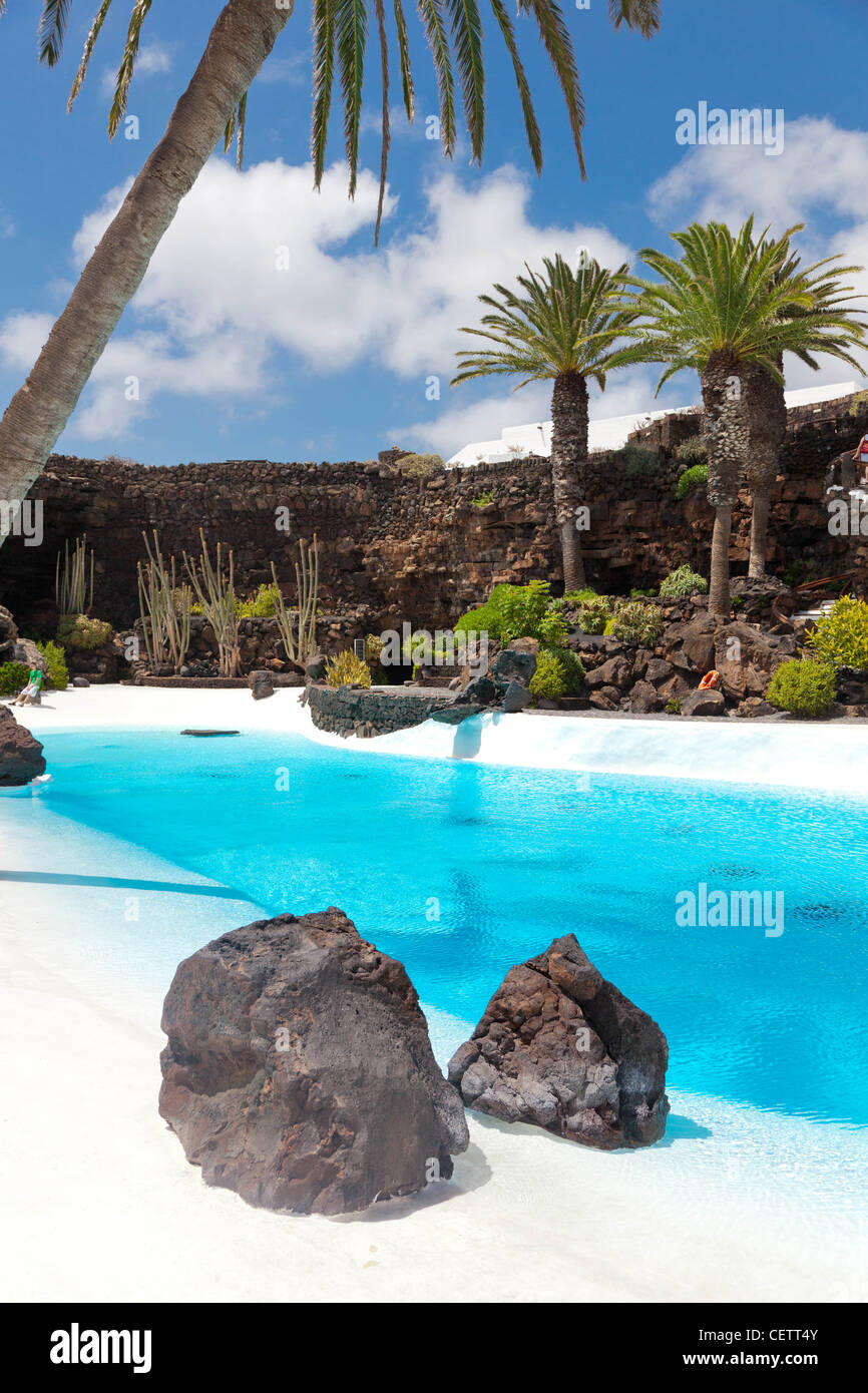 La piscina a Jameos del Agua Lanzarote Spagna Foto Stock