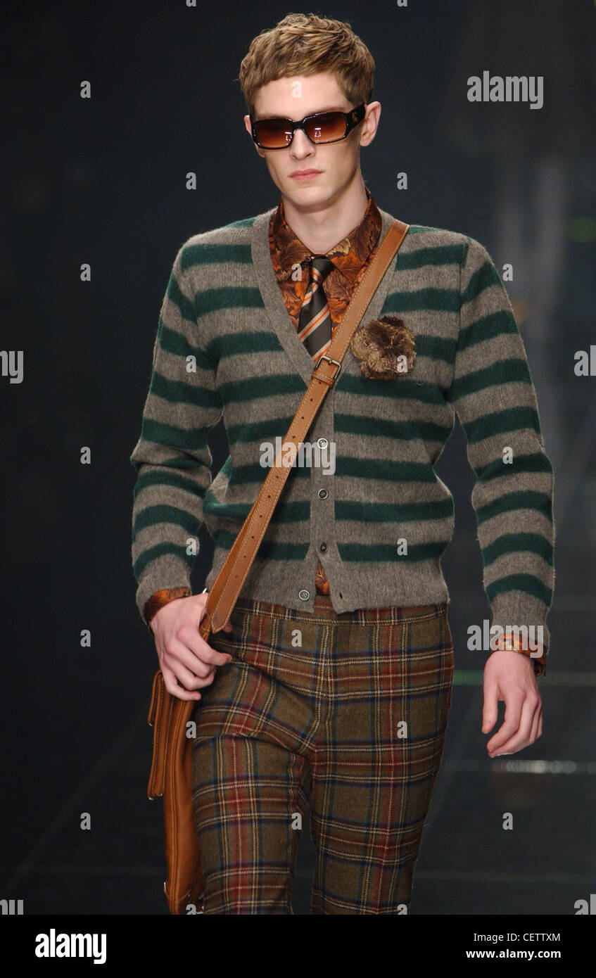 Burberry Milano Menswear pronto a indossare in autunno e inverno Menswear flirt femminilità sulle passerelle di Milano Striped cardigan, grande Foto Stock