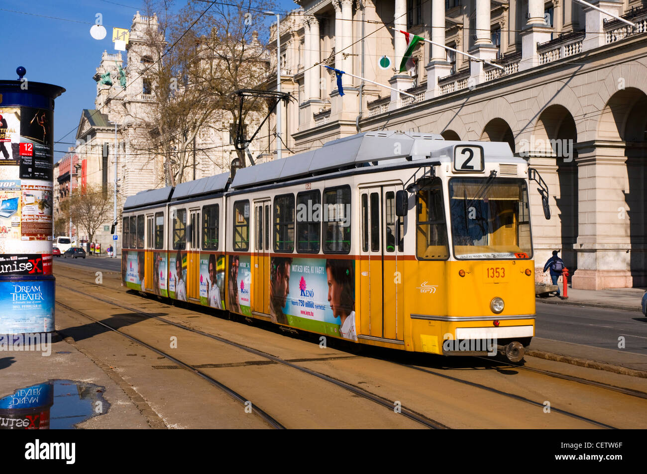 Un tram lungo la strada di Budapest e il sole Foto Stock