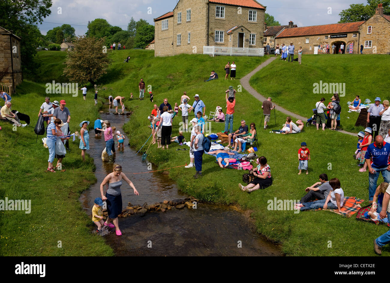 Hutton Le Hole, pittoresco villaggio sulla brughiera dello Yorkshire, Inghilterra, Regno Unito. In estate i visitatori dal flusso. Foto Stock