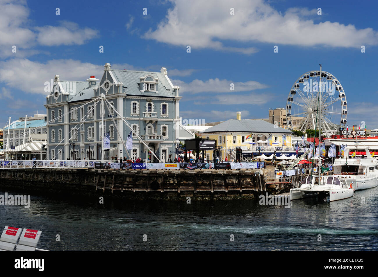 Unione edificio del castello e la ruota di eccellenza sul Victoria & Alfred Waterfront complessa, Cape Town, Western Cape, Sud Africa Foto Stock