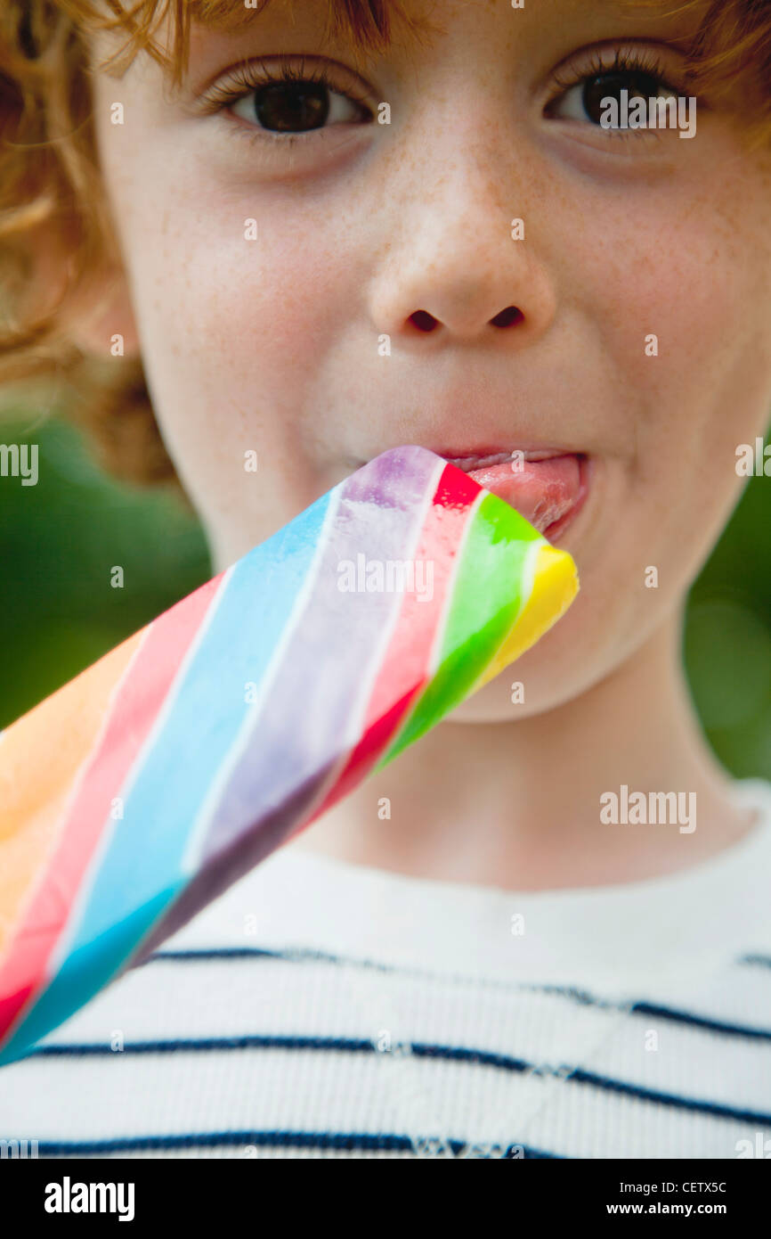 Ragazzo di mangiare lecca-lecca Foto Stock