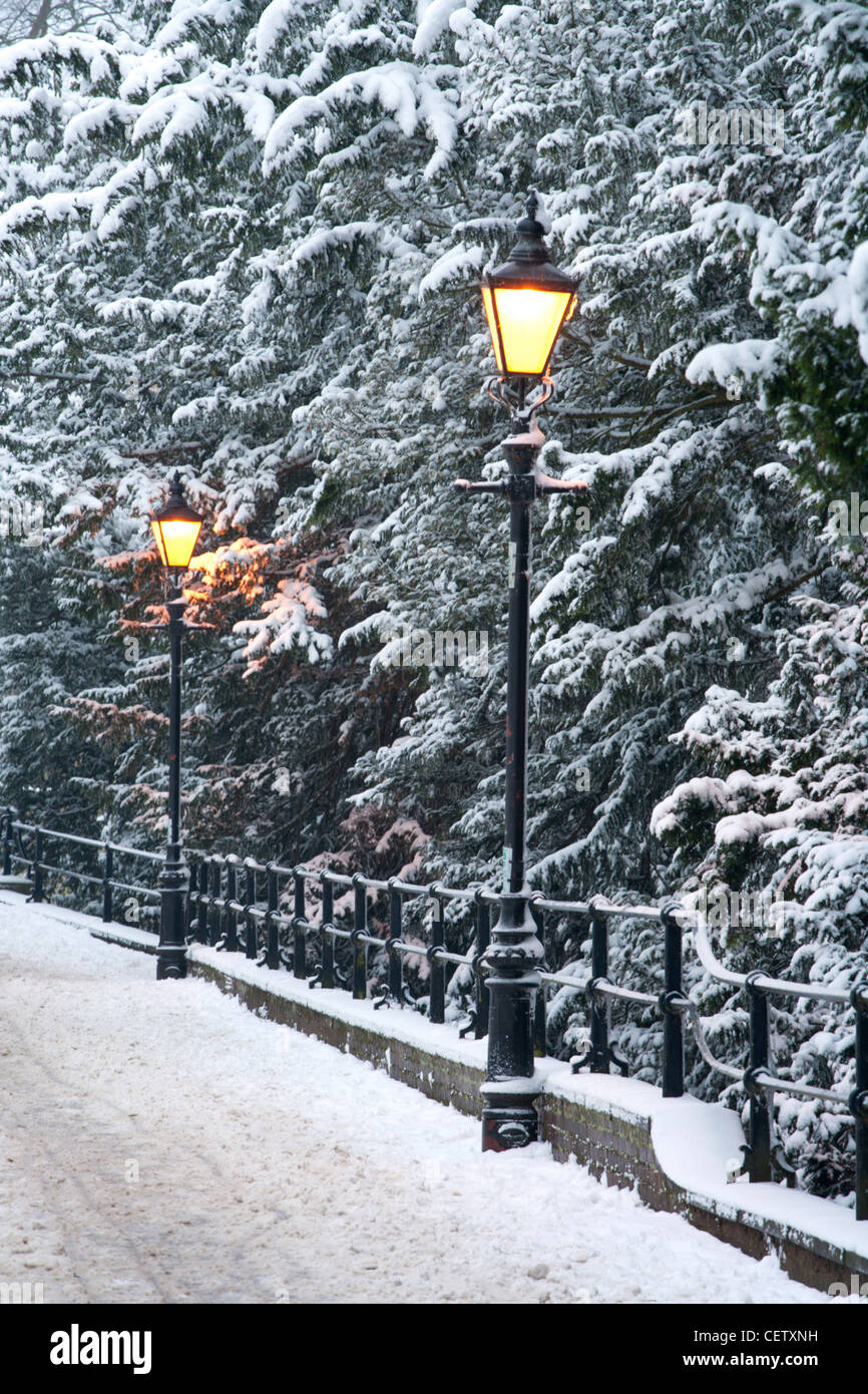 Lampioni " Narnia' come la scena di neve di Cambridge Foto Stock