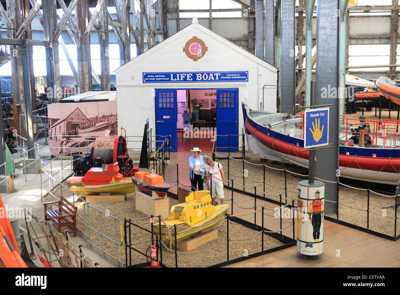 All'interno della mostra presso lo storico cantiere navale in Chatham, Kent, la mappatura della Royal Navy storia Foto Stock