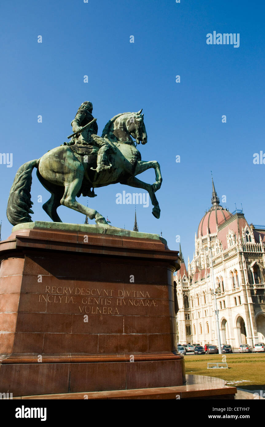 Statua di Ferenc Rakoczi II e il Palazzo del Parlamento. Budapest, Ungheria. Foto Stock