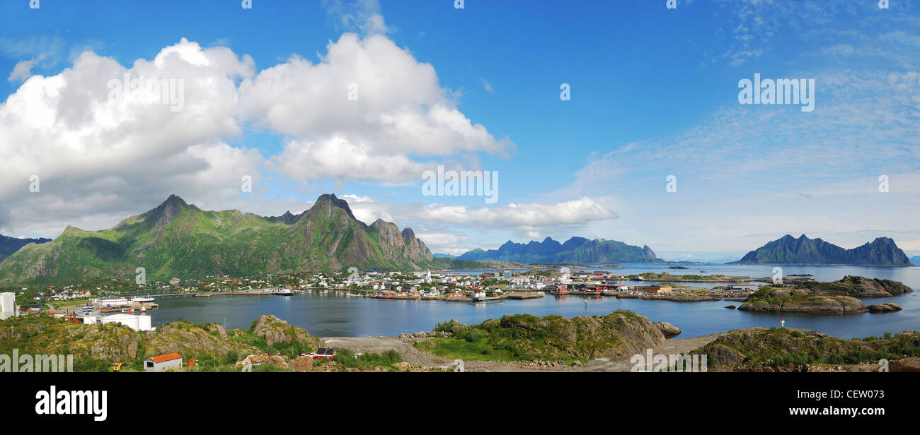 Panorama delle isole Lofoten con piccola città Foto Stock
