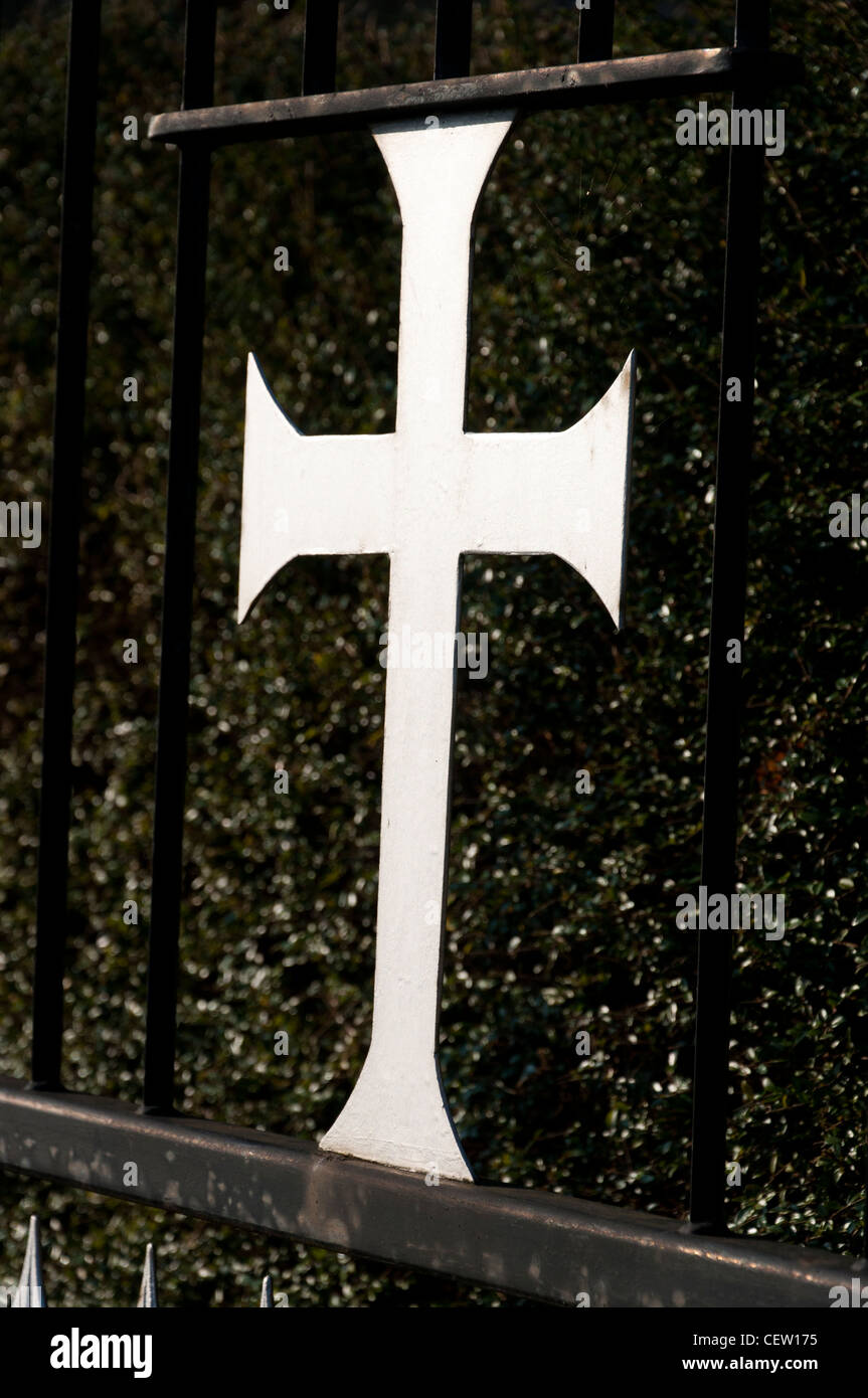 Una croce cristiana sul cancello per giardini della chiesa. Foto Stock