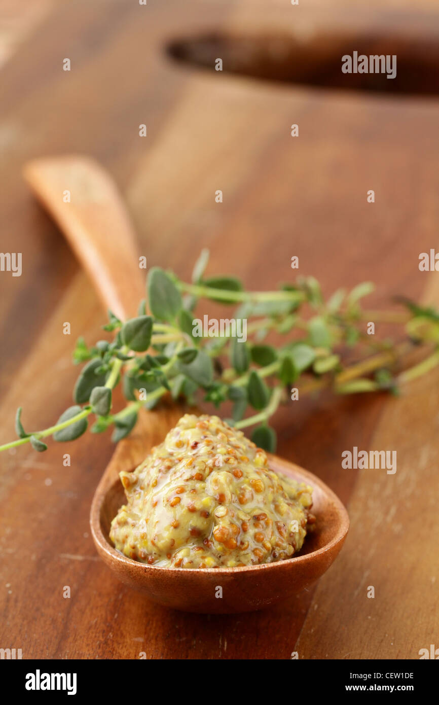 Francese la salsa di senape in un cucchiaio di legno Foto Stock