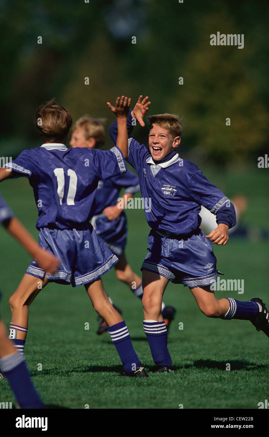 Ragazzi di 11 anni giocatore di calcio celebra un obiettivo. Foto Stock