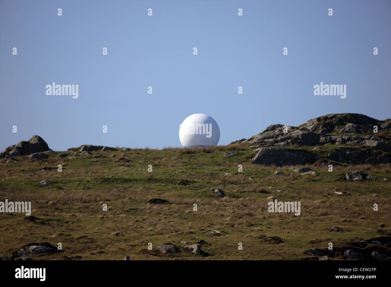 La pallina da golf sul Ben Hynish su Tiree. Si tratta di una cupola radar ed è utilizzata dall'Autorità per l'Aviazione Civile per tenere traccia di getti transatlantico. Foto Stock