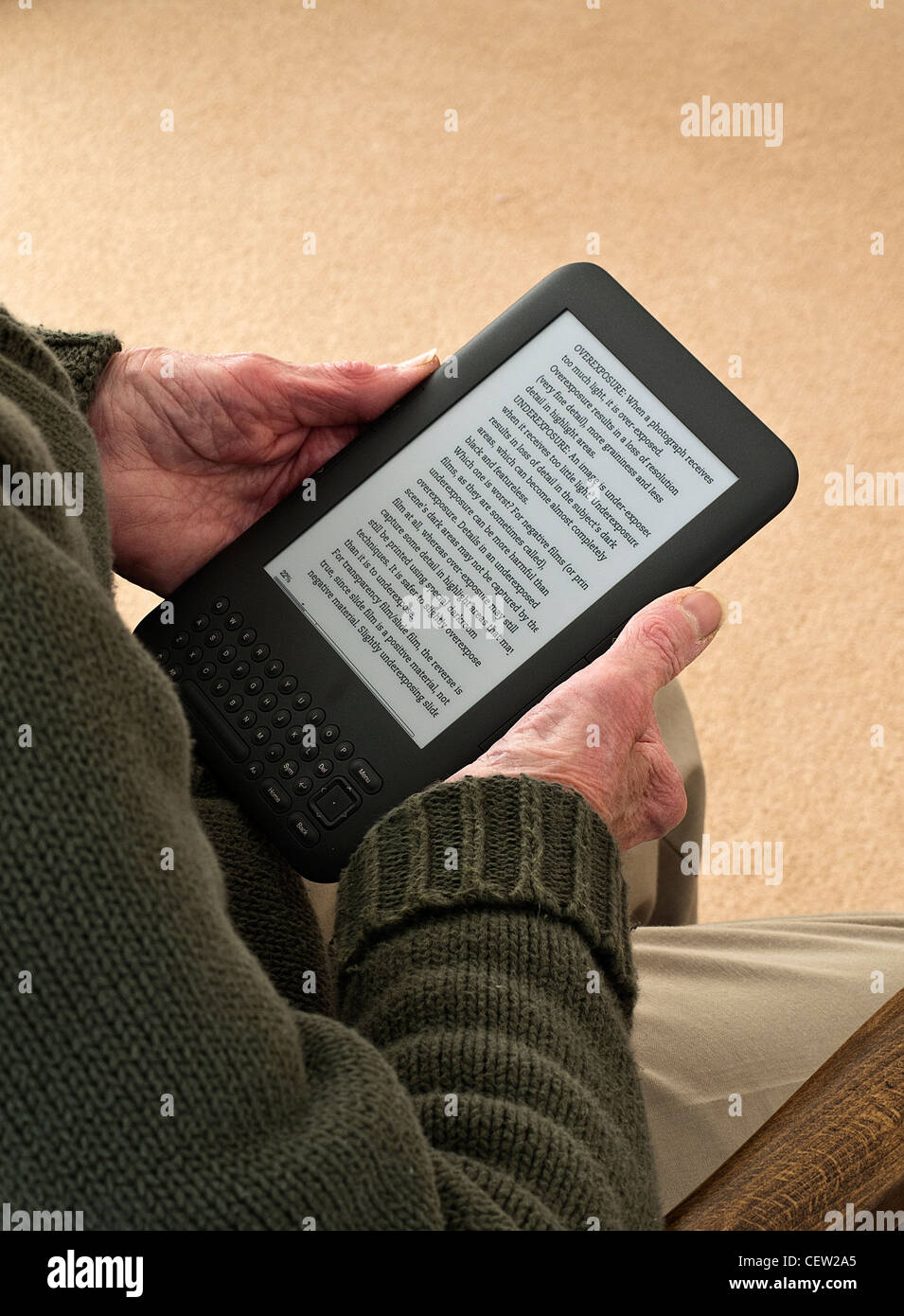 Un eBook Kindle essendo utilizzato da una signora Foto Stock