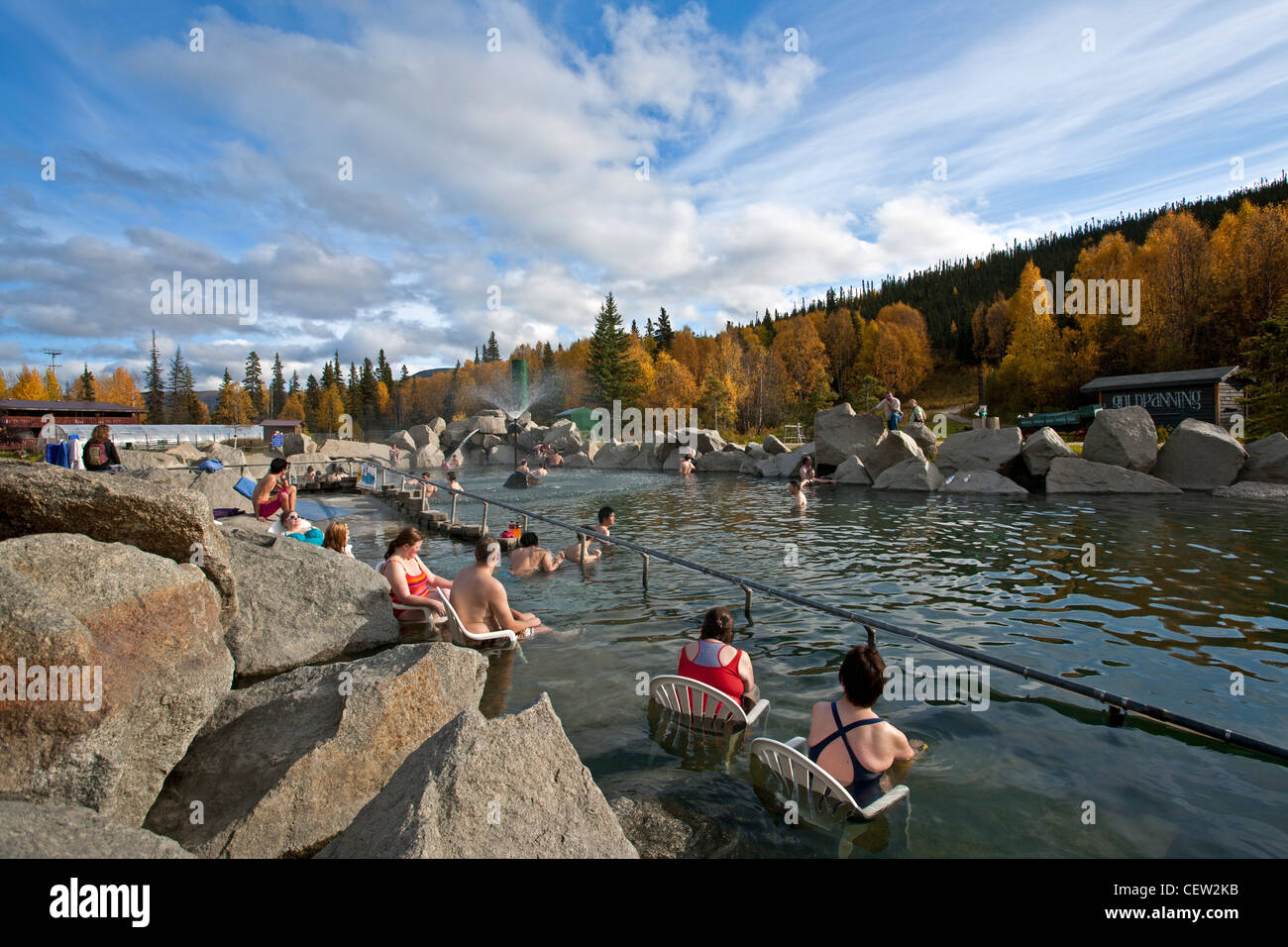 Persone in ammollo nella piscina esterna. Chena Hot Springs. Vicino a Fairbanks. L'Alaska. Stati Uniti d'America Foto Stock