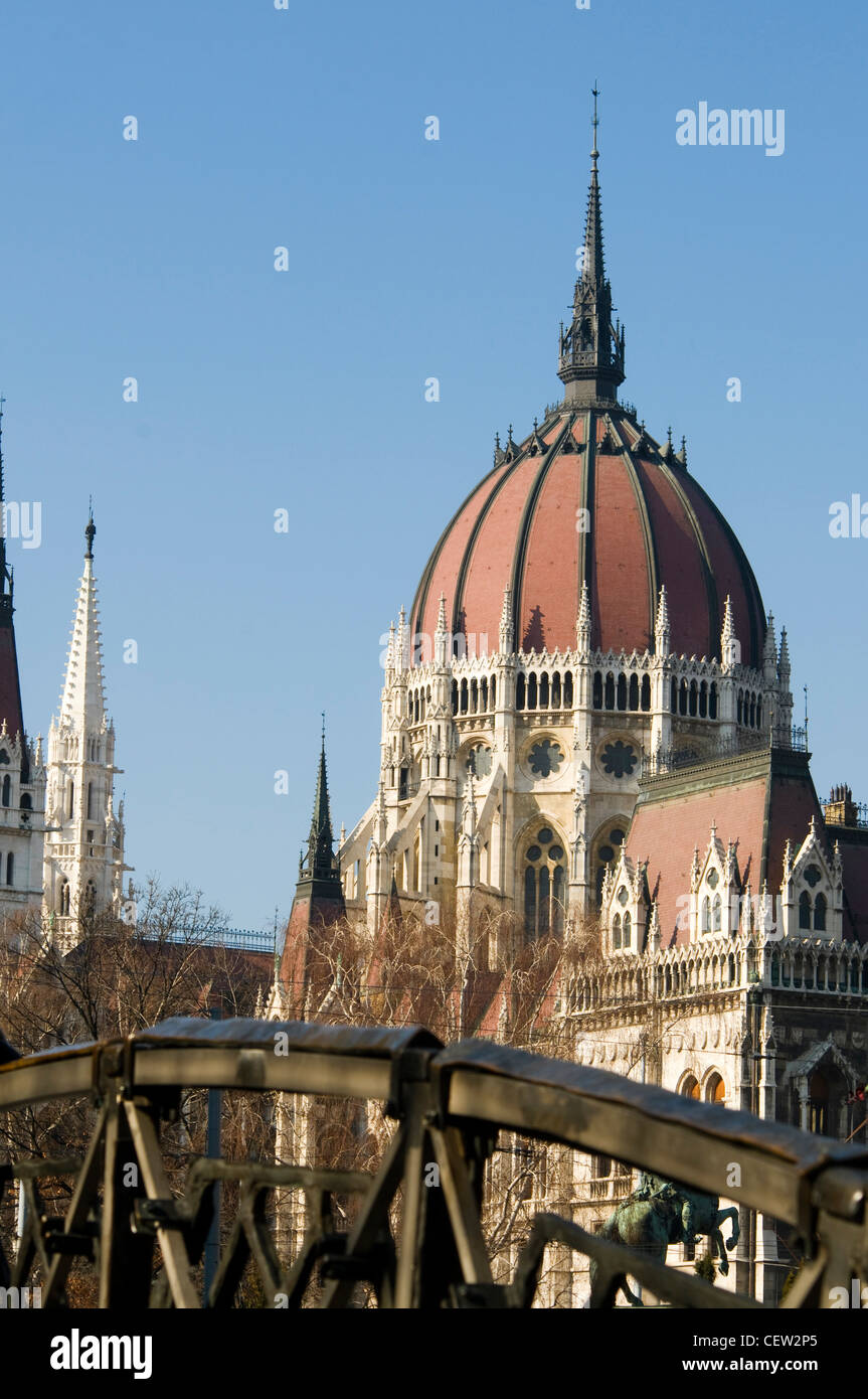 Il Palazzo del Parlamento. Budapest, Ungheria. Visto su un ponte. Foto Stock