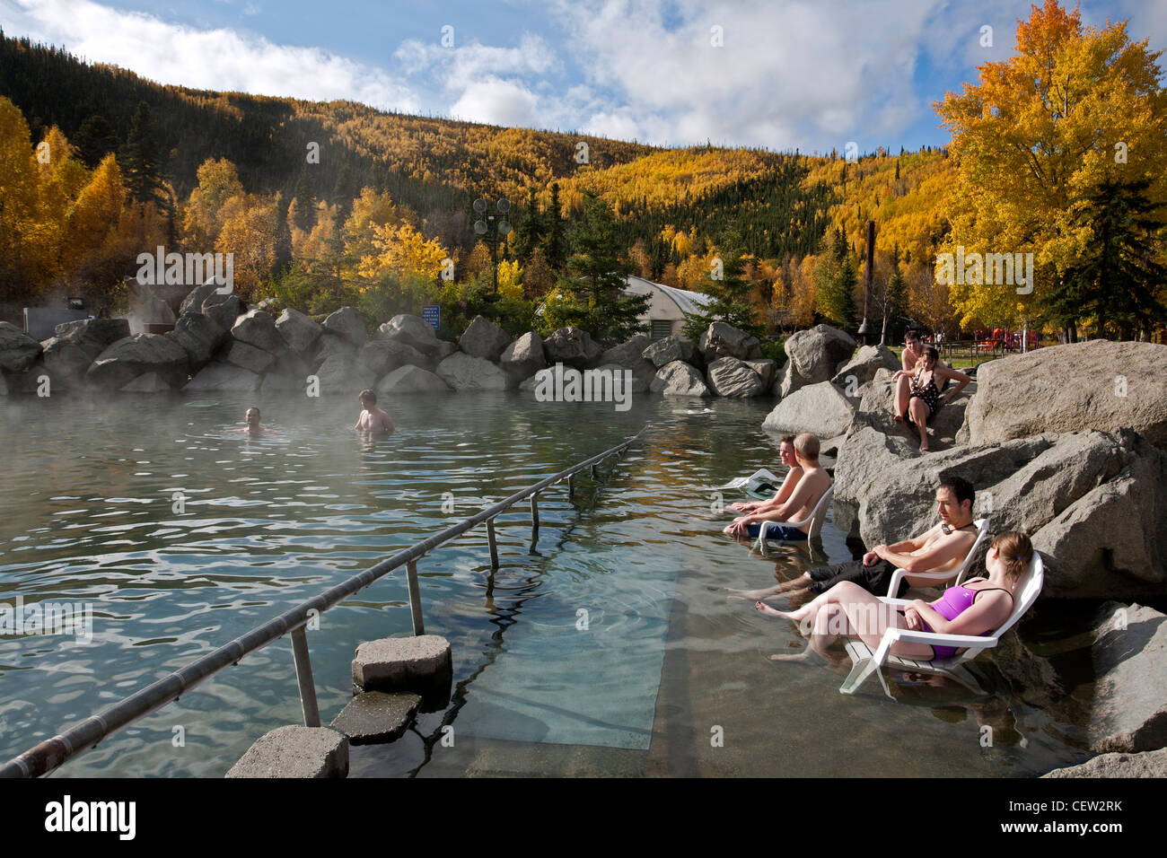 Persone in ammollo nella piscina esterna. Chena Hot Springs. Vicino a Fairbanks. L'Alaska. Stati Uniti d'America Foto Stock