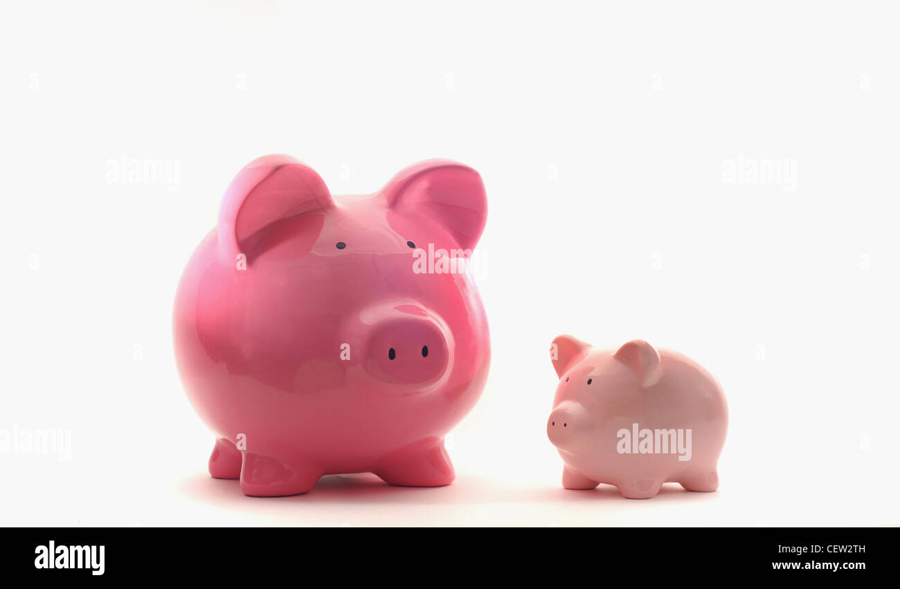 Grandi e piccoli PIGGYBANKS ri finanziari risparmio di crescita dell'economia Budget credito prestiti di denaro in contante banche redditi finanza etc REGNO UNITO Foto Stock