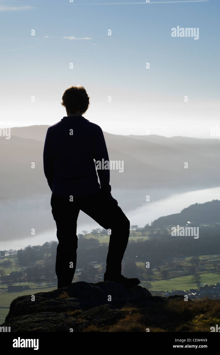 Walker su Yewdale Fells sopra Coniston Water nel distretto del lago in una giornata invernale con la nebbia e il gelo della valle Foto Stock