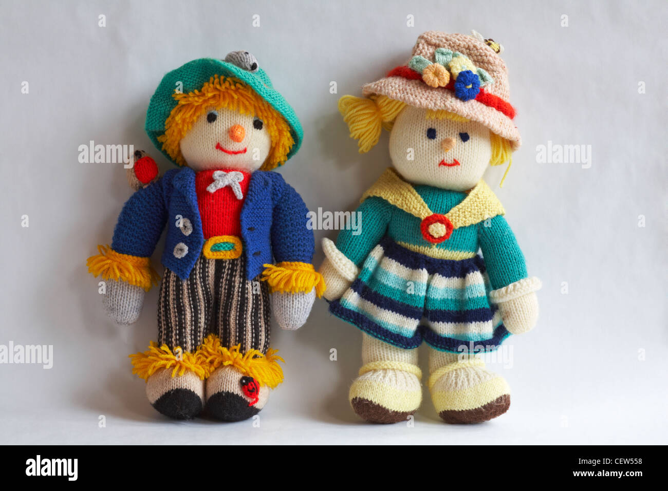 Bambole a maglia, giocattoli a maglia Wurzel Gumminge e zia Sally personaggi isolati su sfondo bianco - bambola a maglia, giocattolo a maglia Foto Stock