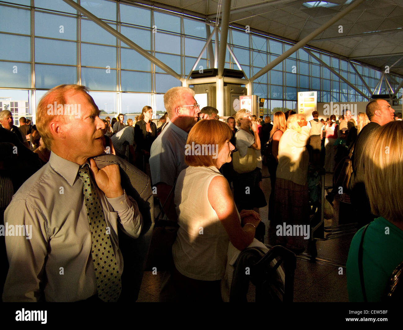 I viaggiatori in attesa per i loro bagagli in aeroporto di Stansted, Essex Foto Stock