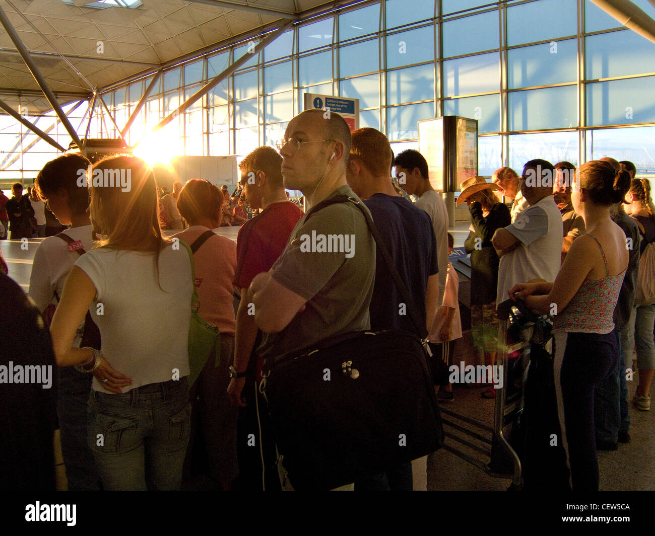 I viaggiatori in attesa per i loro bagagli in aeroporto di Stansted, Essex Foto Stock