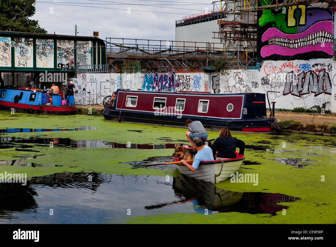 Barca a remi in barca sul fiume Lea, Hackney Wick, Londra Foto Stock