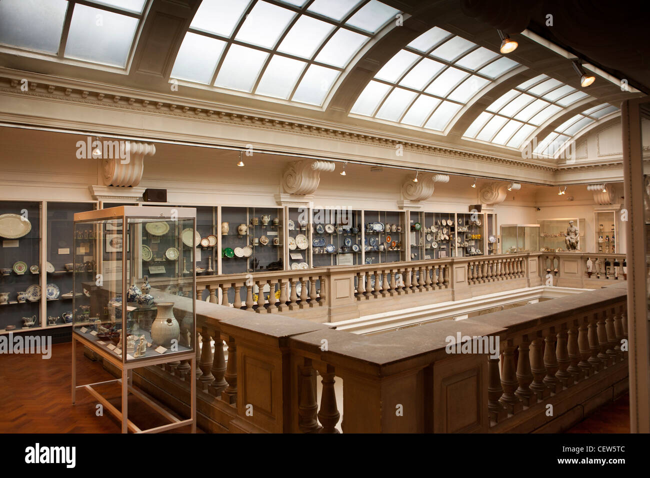 Regno Unito Galles, Swansea, Alexander Road, Glynn Vivian Art Gallery Interior, display di Swansea in ceramica ceramica Foto Stock