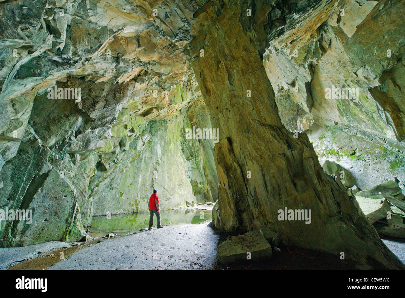 Walker nella Grande grotta di cattedrale cava a Tilberthwaite, Lake District Foto Stock