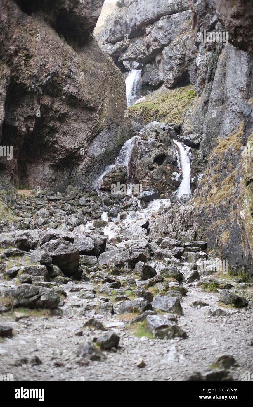 La cascata su Gordale Beck alla base di Gordale Scar nel Yorkshire Dales Foto Stock