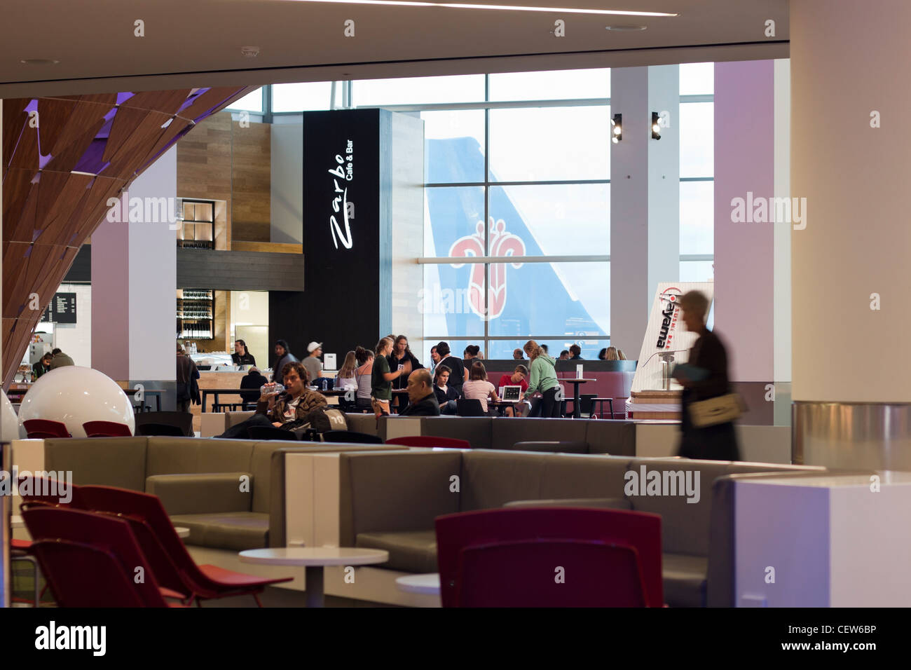 Persone in appoggio nel bar caffè all'interno di Auckland aeroporto internazionale di Auckland, in Nuova Zelanda. Foto Stock