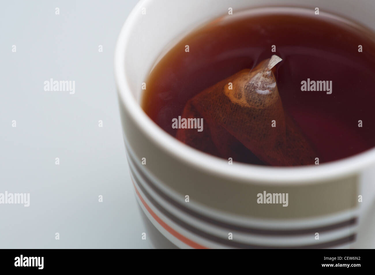 Sacchetto da tè tè infuso in una tazza alta. Foto Stock