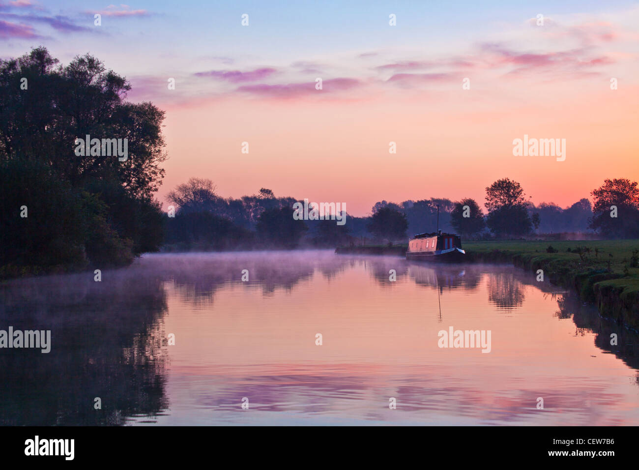 Una nebbiosa Cotswold autunno alba sul Fiume Tamigi a Lechlade, Gloucestershire, England, Regno Unito Foto Stock