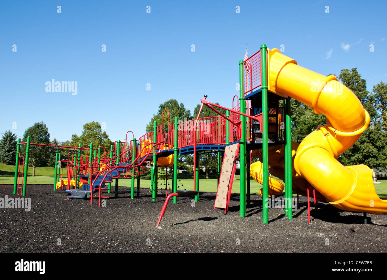 Parco giochi complessi impostato in ben mantenuto park Foto Stock