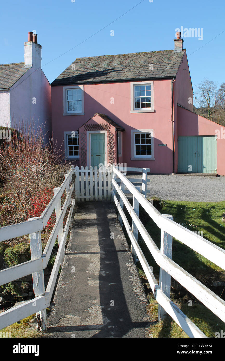 Cottage rosa nel villaggio di Caldbeck, Cumbria, su di un soleggiato inverni giorno. Foto Stock