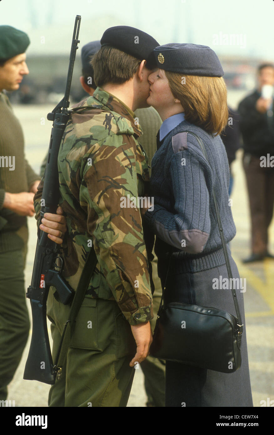 Guerra delle Falklands, i soldati in uniforme a Southampton Dock prima di lasciare sulla Queen Elizabeth 2 QE2 dicendo addio al innamorati. 1982 anni ottanta UK HOMER SYKES Foto Stock