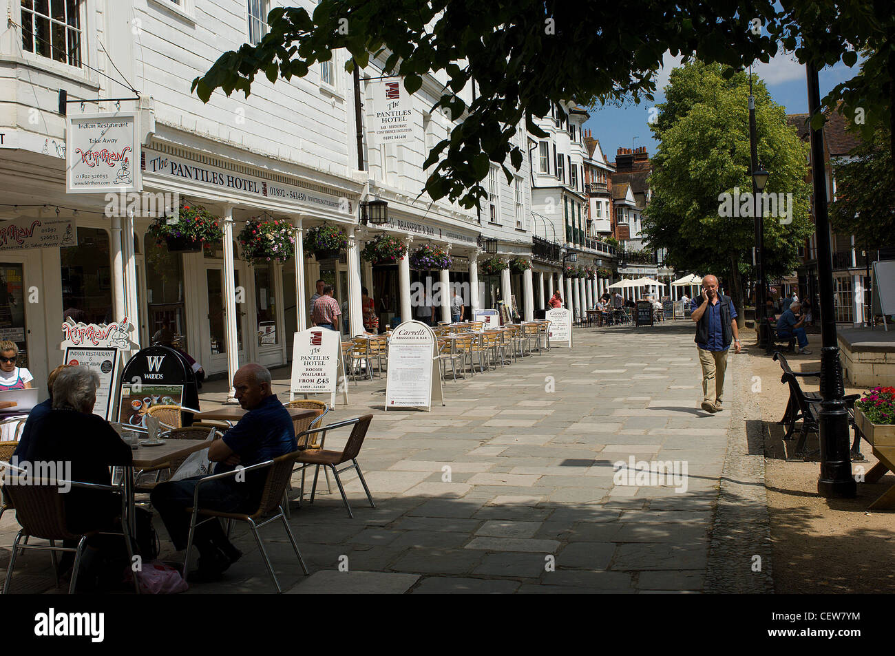 Il famoso colonnato georgiane noto come The Pantiles offre una piacevole passeggiata nel centro di Tunbridge Wells nel Kent, Inghilterra. Foto Stock