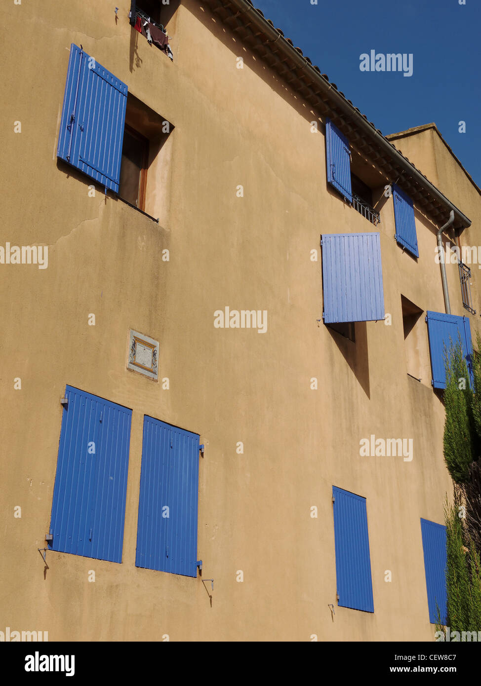 Finestre con persiane in Apt, Vaucluse Provence, Francia. Foto Stock
