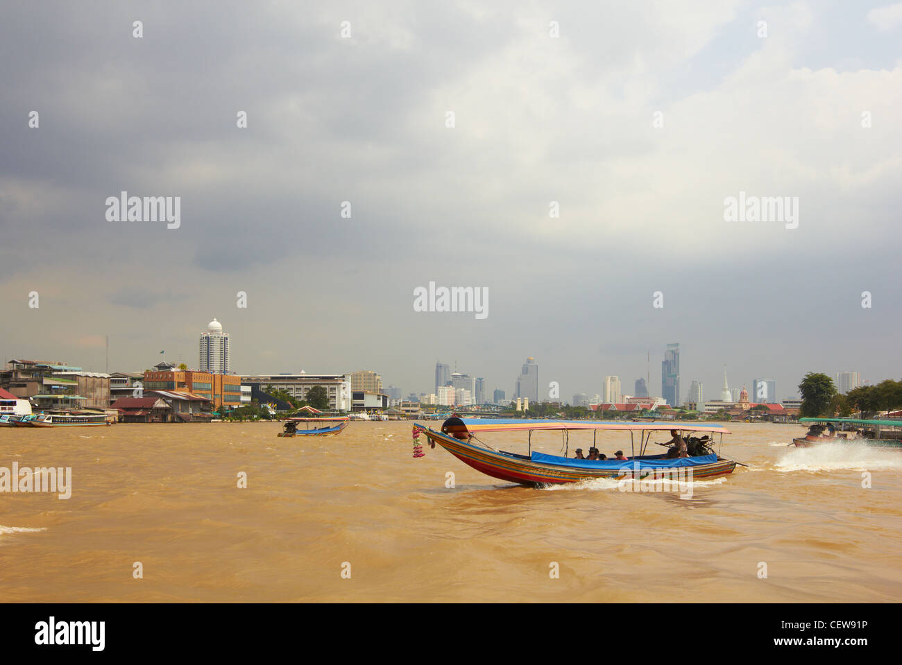 Thailandia flood - Galleggiante in barca lungo il fiume - Bangkok - Fiume Chao Phraya Foto Stock