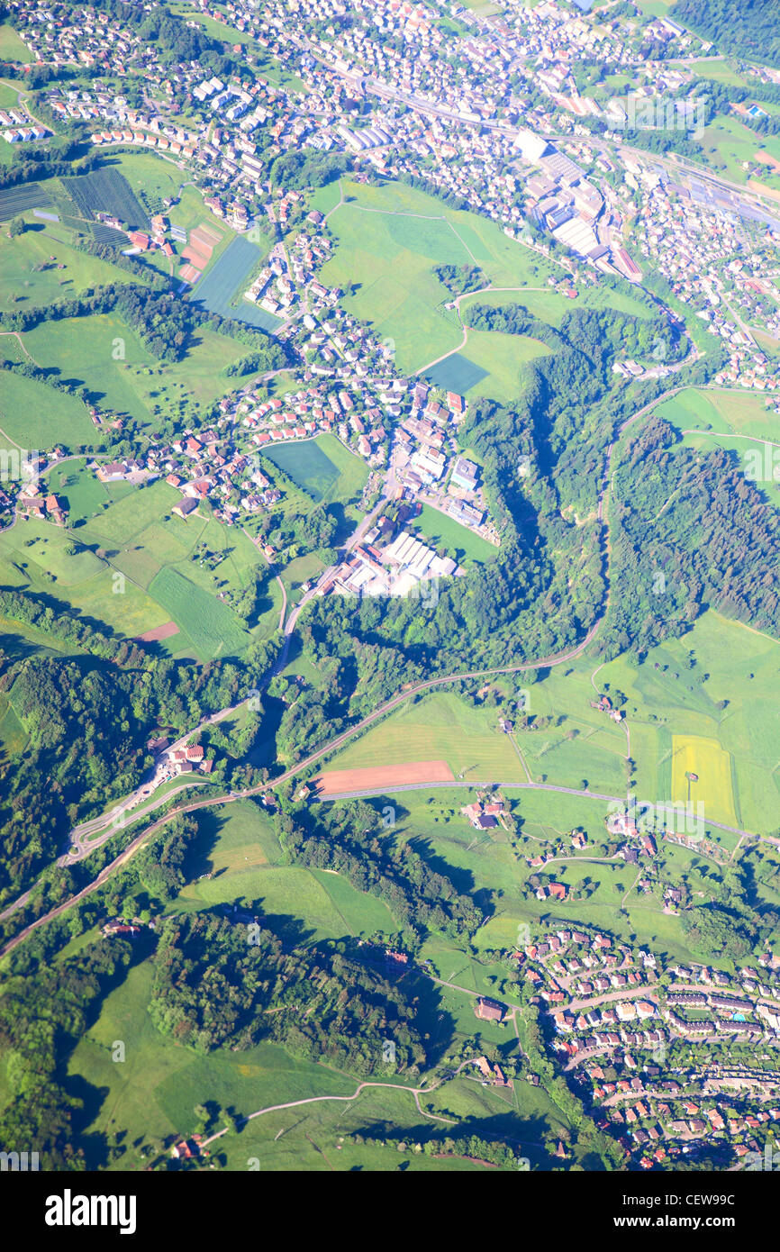 Vista aerea della piccola cittadina vicino a forest Foto Stock