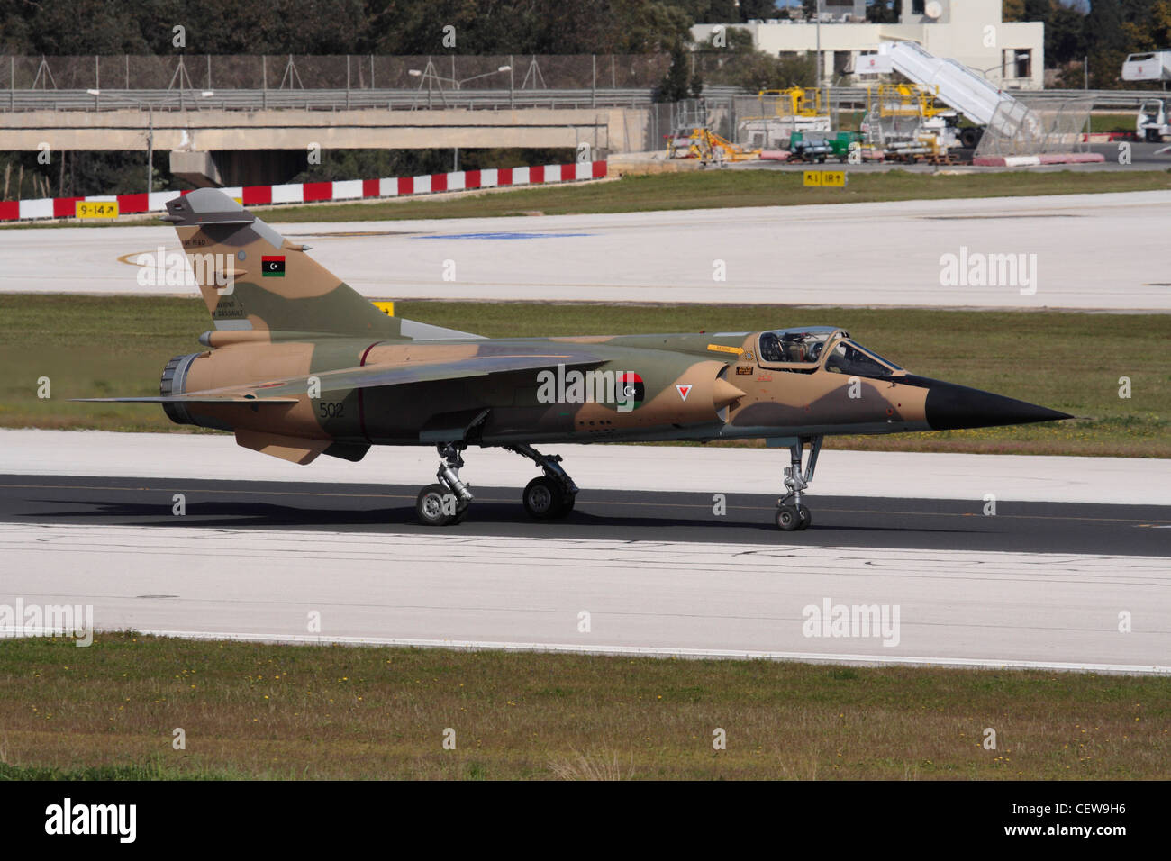 Libyan Air Force Dassault Mirage F1E recanti il post-rivoluzionario insegne nazionali Foto Stock