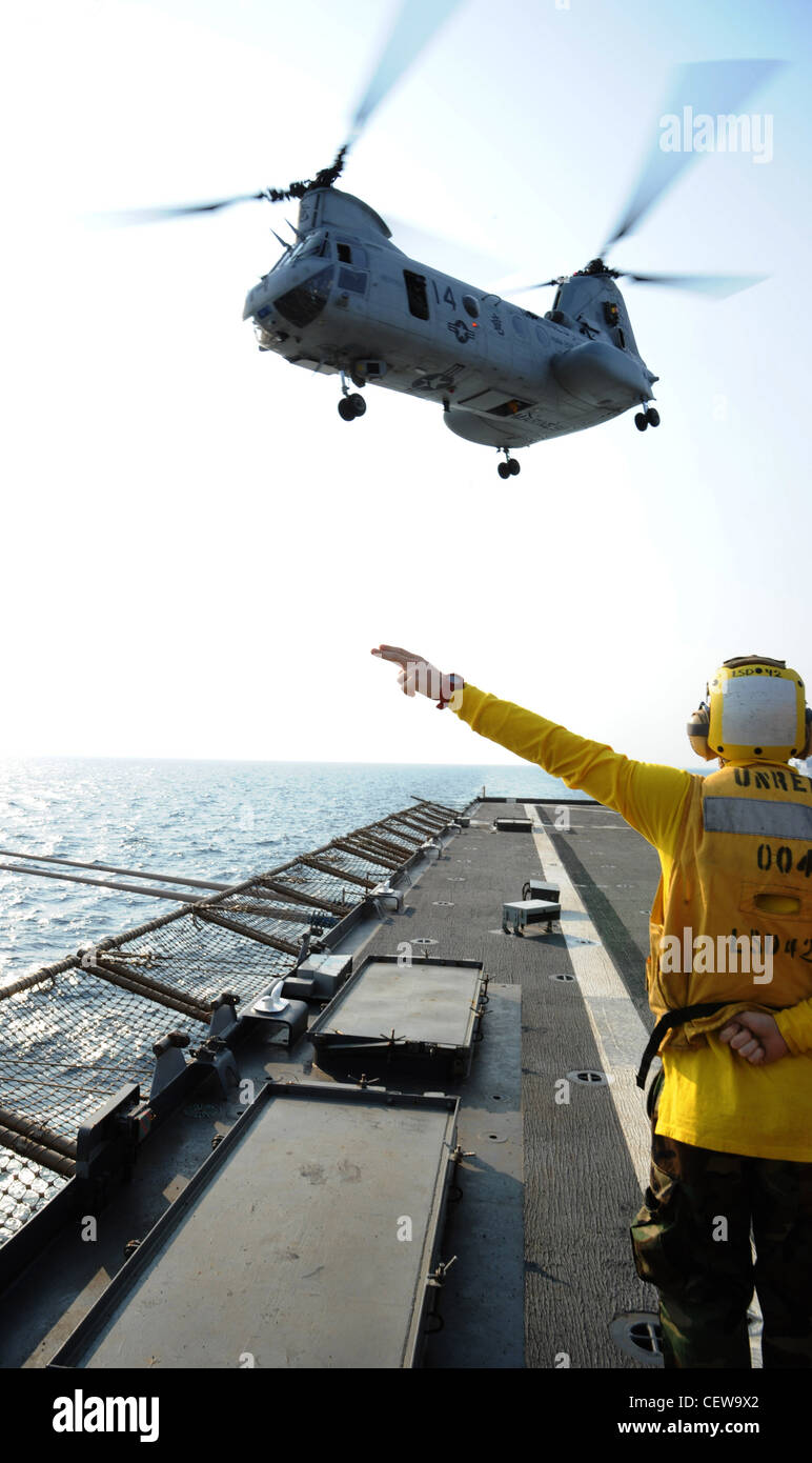 GOLFO DI THAILANDIA (20 febbraio 2012) – Jamie Mayle, di classe 3, di Boatswain, guida un elicottero di Sea Knight CH-46 durante un rifornimento in mare a bordo della nave da sbarco anfibia USS Germantown (LSD 42). Germantown, con gli elementi imbarcati della 31esima unità di spedizione marina, è attualmente in corso dopo aver partecipato all'esercizio Cobra Gold 2012, un esercizio annuale congiunto e multinazionale sponsorizzato da Thai-USA, progettato per promuovere la sicurezza in tutta la regione Asia-Pacifico e migliorare l'interoperabilità con le nazioni partecipanti. Foto Stock