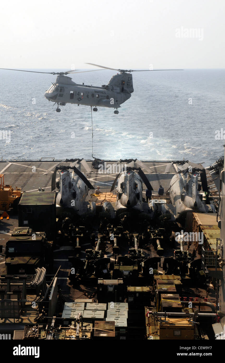 GOLFO DELLA THAILANDIA (20 febbraio 2012)- UN Cavaliere del Mare CH-46 fa scendere il carico sul ponte di volo della nave di atterraggio di ormeggio anfibia USS Germantown (LSD 42) durante un rifornimento in mare con USNS Tippecanoe (T-AO-199). Germantown, con gli elementi imbarcati della 31esima unità di spedizione marina (31st MEU), è attualmente in corso dopo aver partecipato all'esercizio Cobra Gold 2012, un esercizio annuale congiunto e multinazionale sponsorizzato da Thai-USA, destinato a promuovere la sicurezza in tutta la regione Asia-Pacifico e a migliorare l'interoperabilità con le nazioni partecipanti. Foto Stock