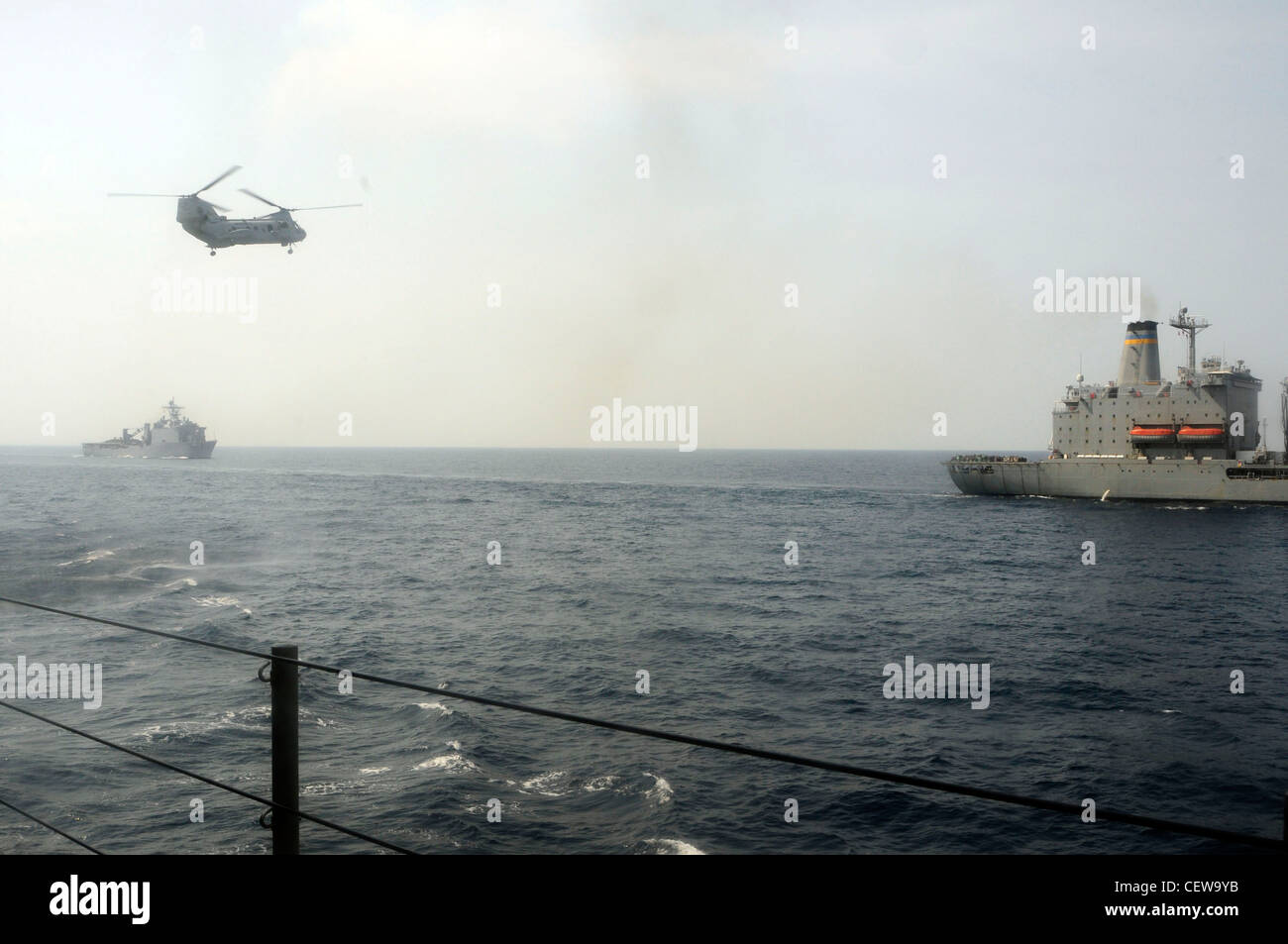 GOLFO DI THAILANDIA (20 febbraio 2012)- UN cavaliere di mare CH-46 vola verso l'USNS Tippecanoe (T-AO-199) durante un rifornimento in mare con la nave di atterraggio anfibia USS Germantown (LSD 42) e USS Tortuga (LSD 46). Germantown, con gli elementi imbarcati della 31esima unità di spedizione marina (31st MEU), è attualmente in corso dopo aver partecipato all'esercizio Cobra Gold 2012, un esercizio annuale congiunto e multinazionale sponsorizzato da Thai-USA, destinato a promuovere la sicurezza in tutta la regione Asia-Pacifico e a migliorare l'interoperabilità con le nazioni partecipanti. Foto Stock