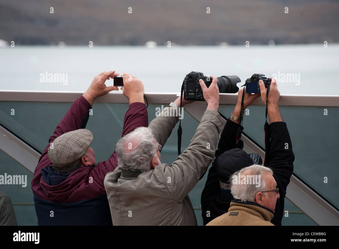 Le persone scattano fotografie del ghiacciaio al fiordo Lilliehook, Spitzbergen. Foto Stock