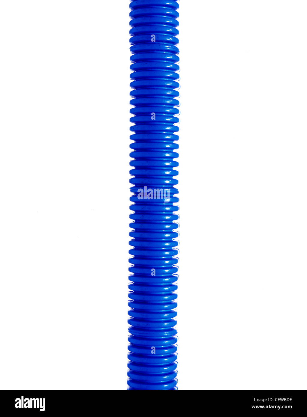Una plastica blu tubo elettrico o tubazione su sfondo bianco Foto Stock