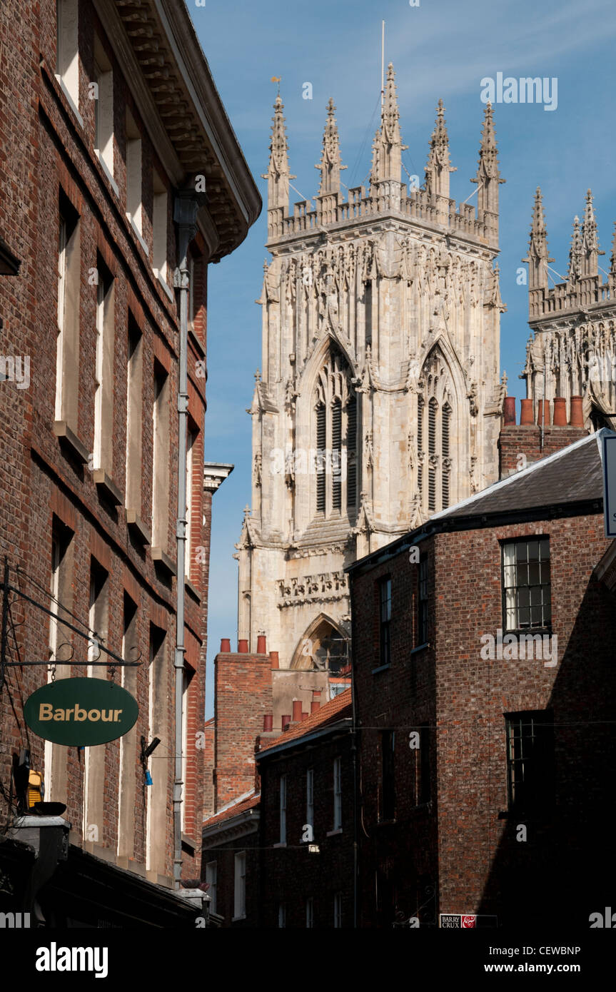 Bassa Petergate con York Minster in background, centro di York. Foto Stock