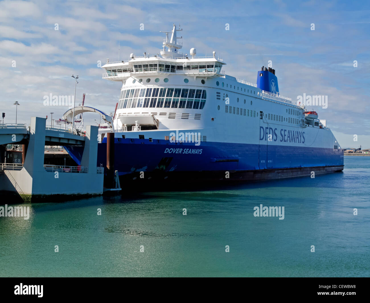 DFDS Seaways cross channel auto passeggeri traghetto Dover Seaways ormeggiata in porto a Dunkerque in Francia settentrionale Foto Stock