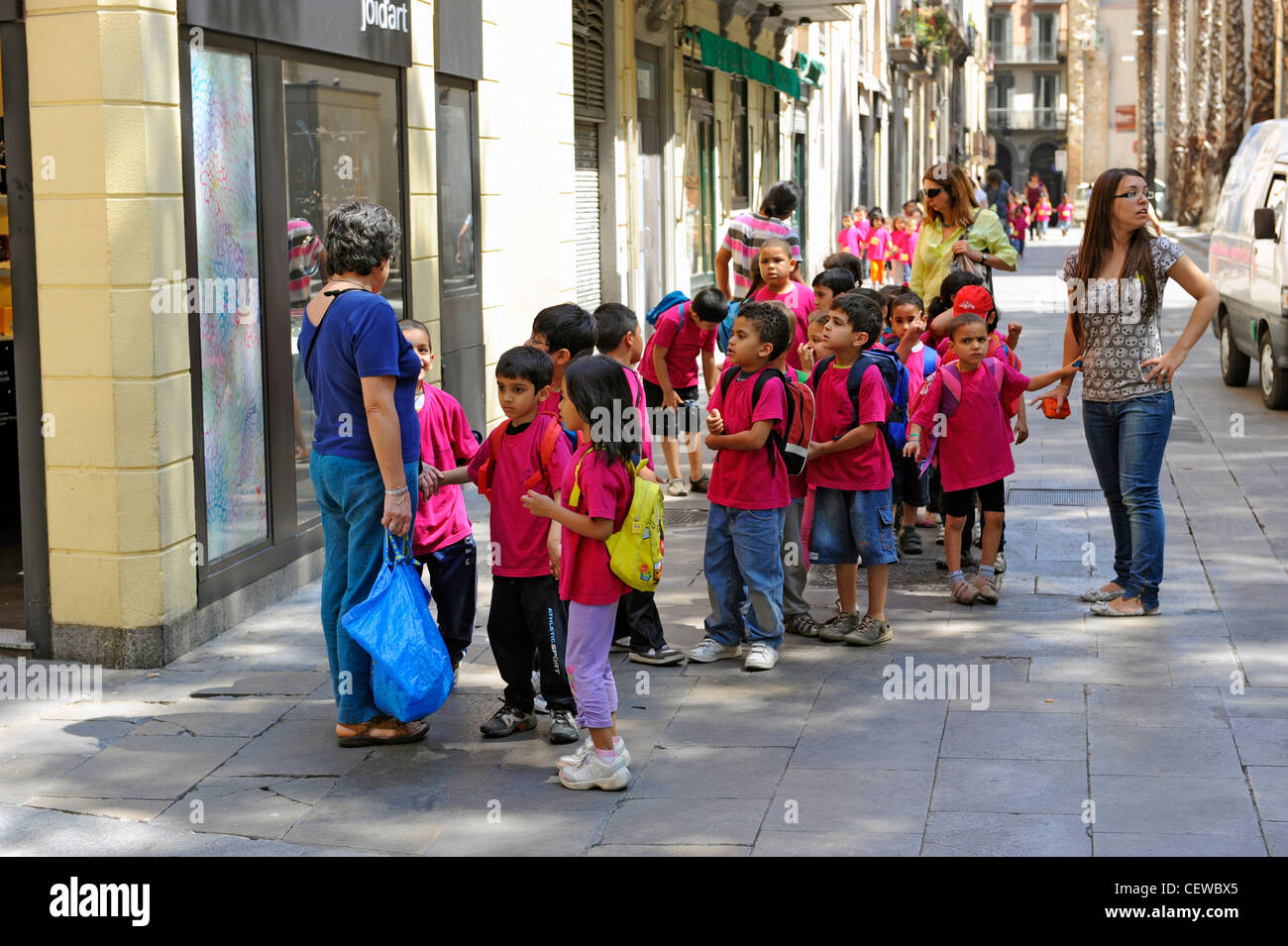 Gruppo di pre-scuola bambini Barcellona Spagna Europa Catalogna Foto Stock