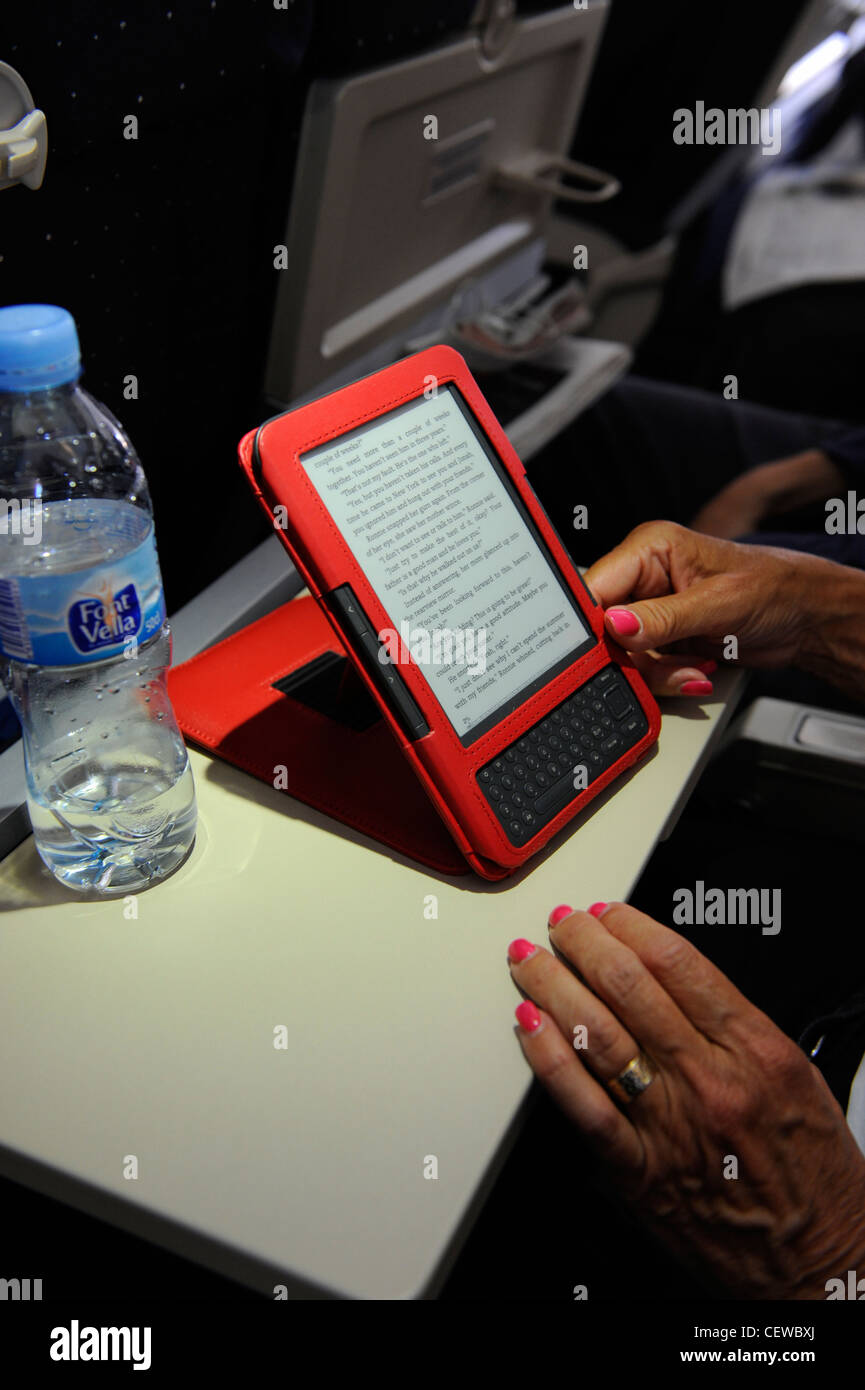 Aereo passeggeri Kindle di lettura di libri elettronici di lettura di volo Foto Stock