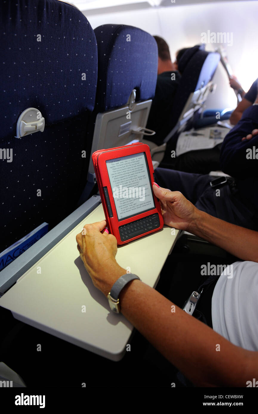 Aereo passeggeri Kindle di lettura di libri elettronici di lettura di volo Foto Stock