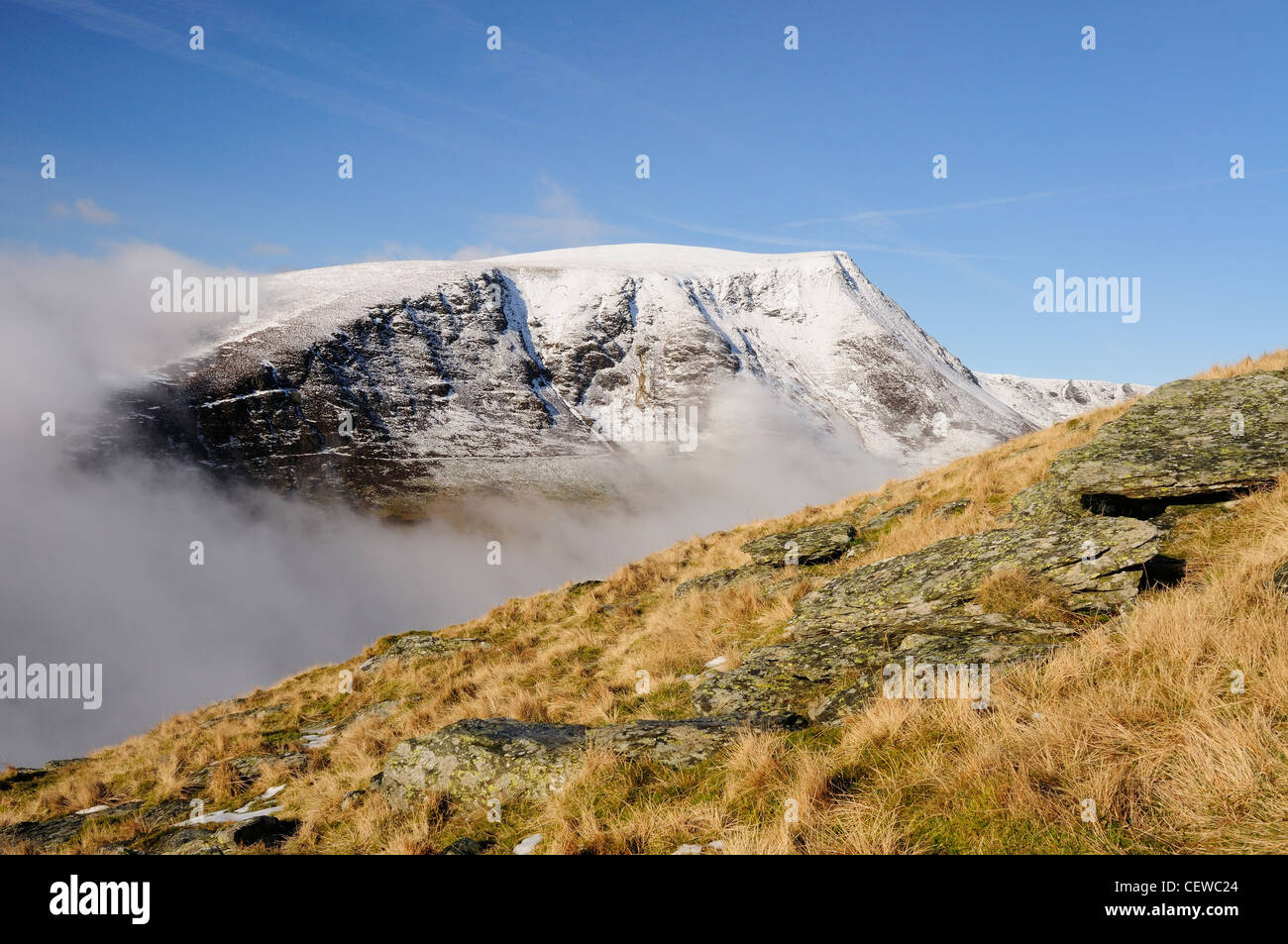 Coperta di neve Lonscale è sceso dal Blease cadde, Blencathra. L'inverno è sceso a piedi nel Lake District inglese Foto Stock