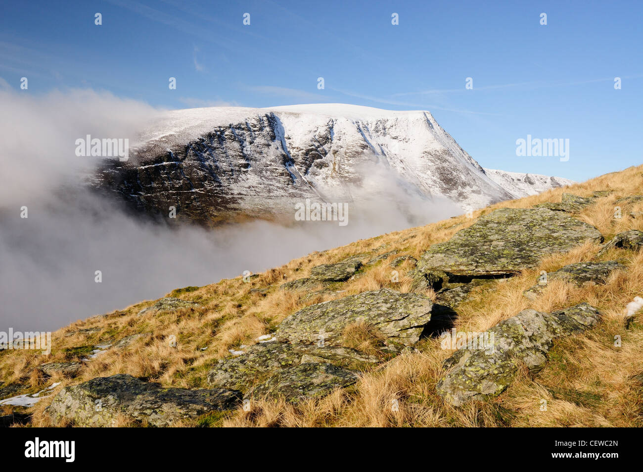 Coperta di neve Lonscale è sceso dal Blease cadde, Blencathra. L'inverno è sceso a piedi nel Lake District inglese Foto Stock